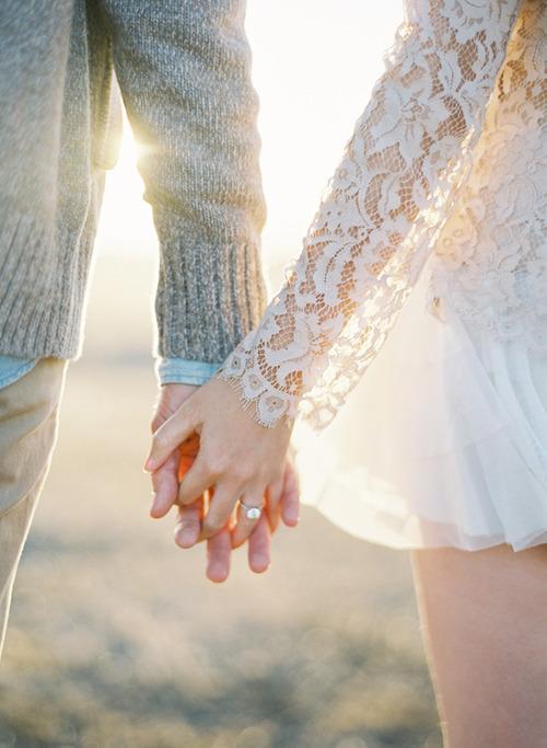 Anh chỉ là nam thứ trong đời em…