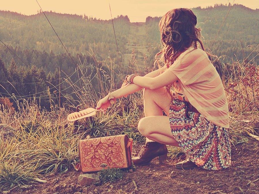 Chúng ta đang lãng phí những tháng năm tươi đẹp của tuổi trẻ để nhốt mình vào nỗi bi ai...