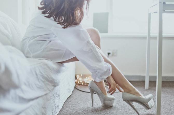 Cô ngồi ghế sau nhé, chỗ này là của vợ tôi!
