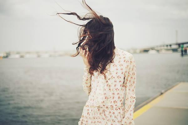 Có những cảm xúc chưa bao giờ có thể đặt thành tên, mọi thứ cứ mãi ở lưng chừng...