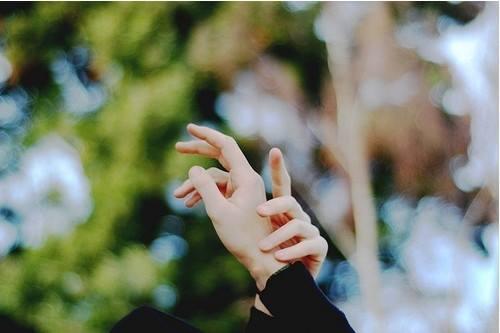 Có những cảm xúc chưa bao giờ có thể đặt thành tên, mọi thứ cứ mãi ở lưng chừng...