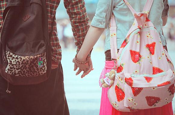Cứ ngỡ chỉ khi một trong hai buông tay mới lạc nhau, cớ sao nắm chặt tay mà vẫn lạc nhau?