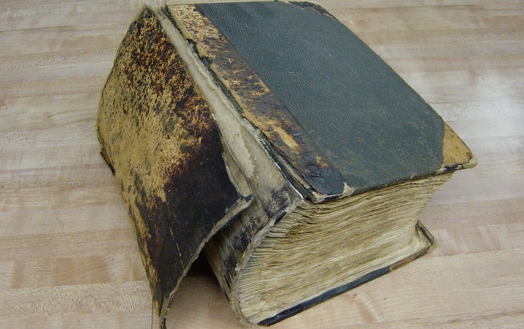 Cuốn sách và giỏ đựng than