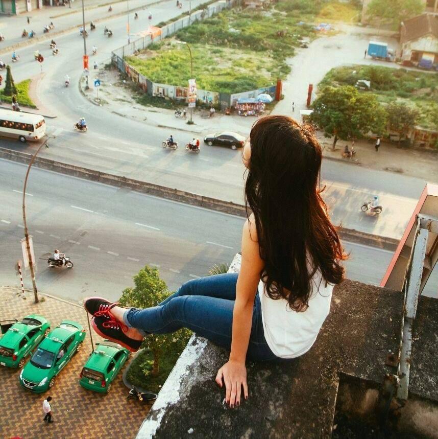 Đôi lúc em bật cười, tự nhủ "yêu là một việc hao tổn quá nhiều sức lực" rồi...