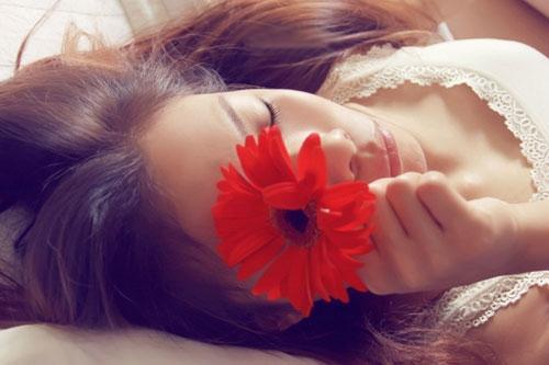 Đừng khiến em yêu anh, rồi anh lại rời xa mãi...