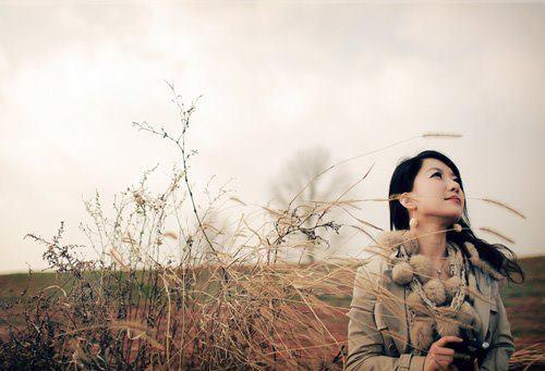 Em bằng lòng hẹn hò với cô đơn...