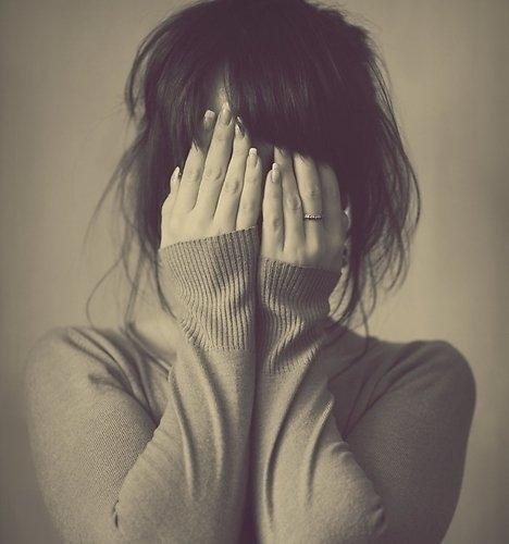 Em chỉ cần từ anh ba chữ ANH YÊU EM, một ngày không xa...