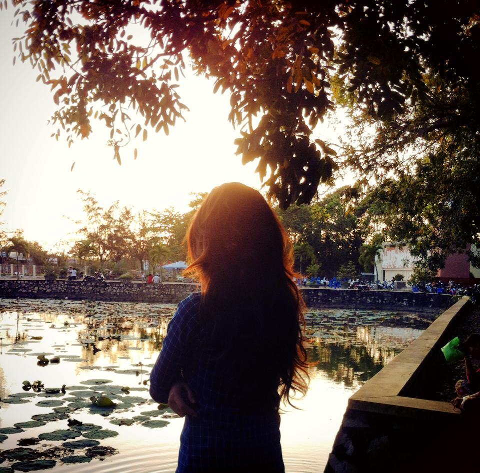 Em sẽ tự yêu lấy chính mình, vì một nửa yêu thương còn lại cũng cần có em để trọn vẹn...