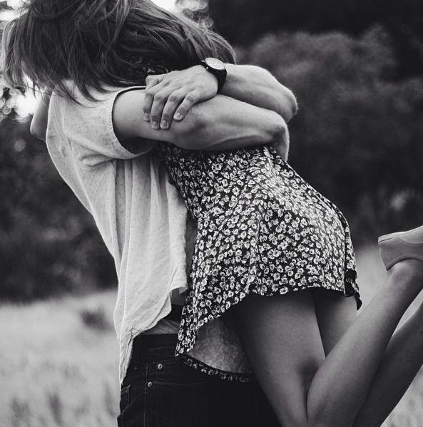 Giữ em lại đi, xin anh, đừng chạy trốn tình yêu nữa...