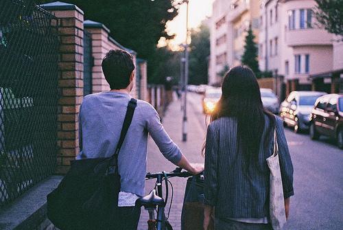 Liệu chúng ta đang là bạn, hay em đang dùng tình bạn để bao bọc lấy những ngại ngùng trong em?