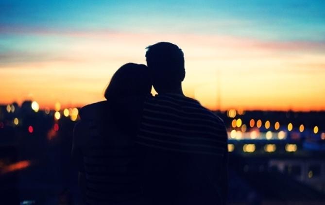 Một cái ôm thôi mà sao bây giờ xa xôi quá...