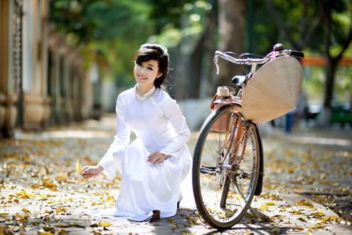 Mùa trút lá, mùa Hà Nội vắng anh thật rồi…