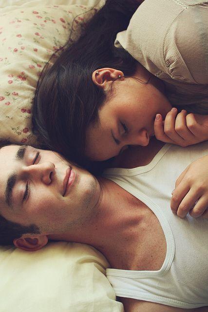 Này, đồ hâm, đừng đặt tình cảm vào một đứa như em nhiều như thế chứ...