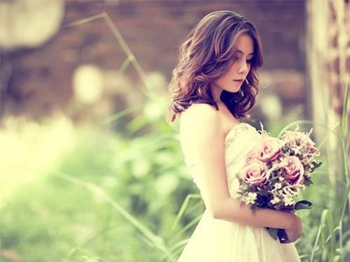 Nếu thời gian có thể hong khô giọt nước mắt, thì cái gì sẽ làm nụ cười em trở lại như thời con gái đây?