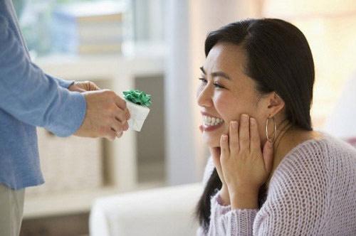 Nói yêu vợ bây giờ, để sau không còn ngượng...