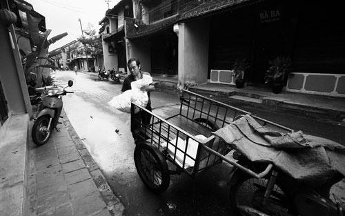 Ông lão bán đá và điếu thuốc tàn cháy chậm...