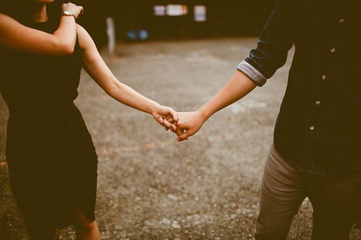 Thôi thì trong lúc tay còn ấm, xin hãy giữ chặt nhau...