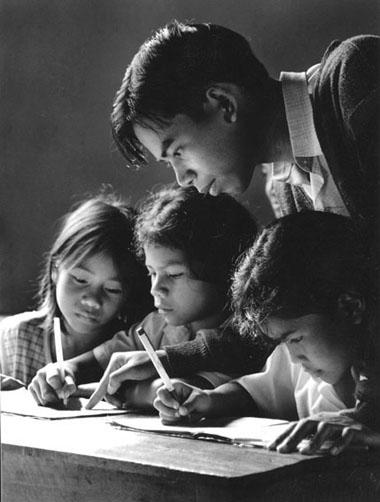 Tuổi thơ con gọi thầy cô, bạc đầu con vẫn thưa cô lạy thầy.