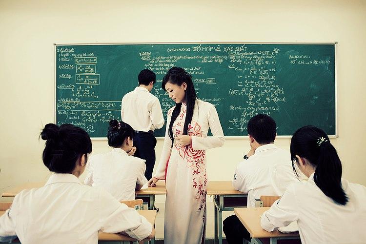 Tuổi thơ con gọi thầy cô, bạc đầu con vẫn thưa cô lạy thầy.