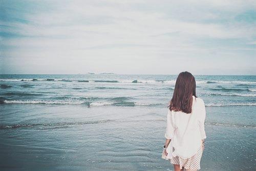 Vẽ trái tim lên cát, khắc tên hai đứa mình, sao em buồn thế này hả anh?