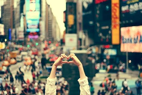 Vì em yêu anh, nên anh không cần phải làm gì để giữ em cả...