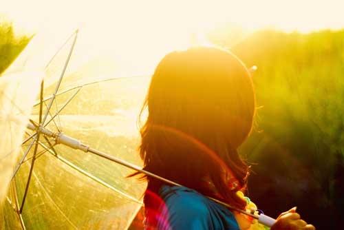 Yếu đuối mãi làm gì em ơi, hãy mạnh mẽ lên nào...