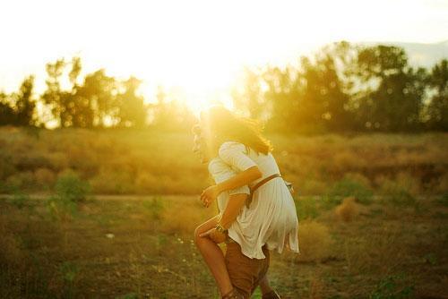 Yêu người cùng tuổi thì có sao?